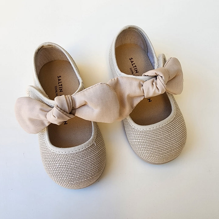 Calzado Mercedita Con Detalle Lazo a tono color Hielo