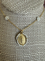 Medalla Virgen Completa con Perlas y Flores Blancas