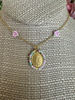 Medalla Virgen Perlas y Flores Rosas