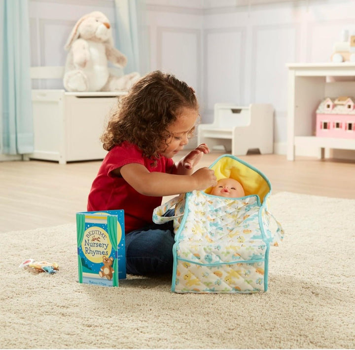 Melissa & Doug Mine to Love Moisés Portátil para Llevar Muñecas, Juguete Acolchado, Librito de Rimas Infantiles