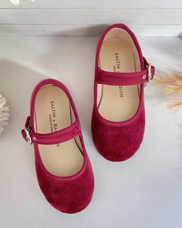 Mercedita niña con hebilla grande en terciopelo color burdeos