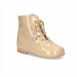 Botita tipo Pascuala en piel charol con BORLAS color arena