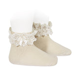 Calceta Corta con Puntilla y Lazo Lino